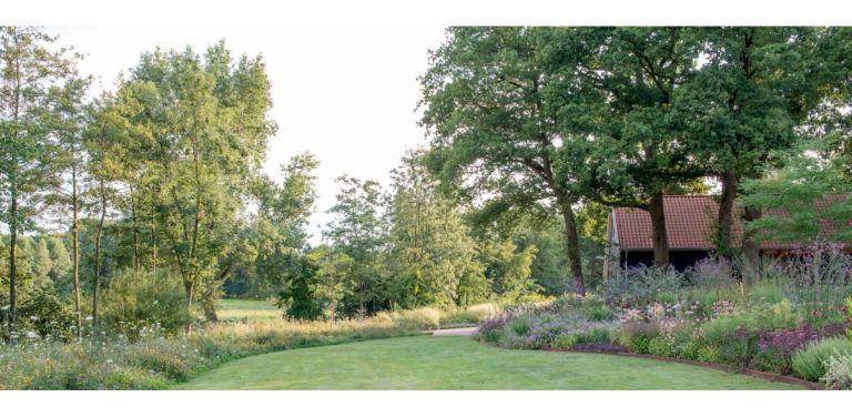 Prairie border op nieuw landgoed Lonneker. Natuur- en landschapswaarden versterkt door speelse afwisseling van het glooiende landschap met bos, prairieborders en open ruimten - Denkers in Tuinen.