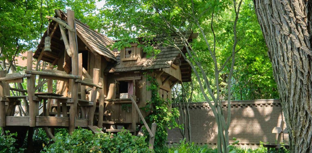 tuinontwerp-bostuin-boomhut-gerenoveerde-villatuin-Apeldoorn-tuinarchitectuur_denkers-in-tuinen-1024x502