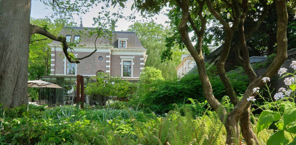 tuinontwerp-bostuin-schaduwborder-6-gerenoveerde-villatuin-Apeldoorn-tuinarchitectuur_denkers-in-tuinen-1024x502