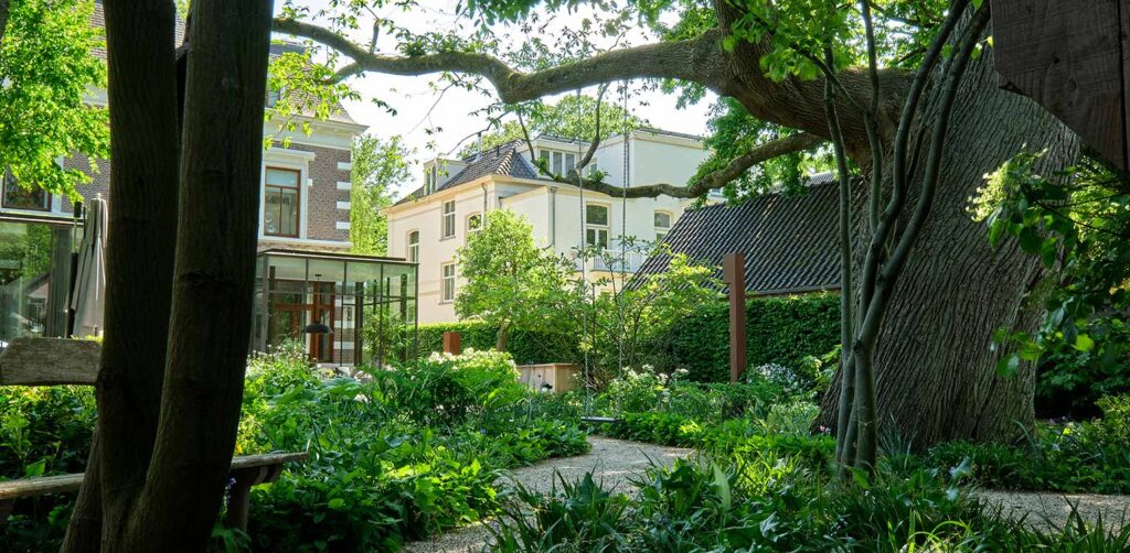 tuinontwerp-bostuin-schaduwborder-Castanea-sativa-gerenoveerde-villatuin-Apeldoorn-tuinarchitectuur_denkers-in-tuinen-1024x502