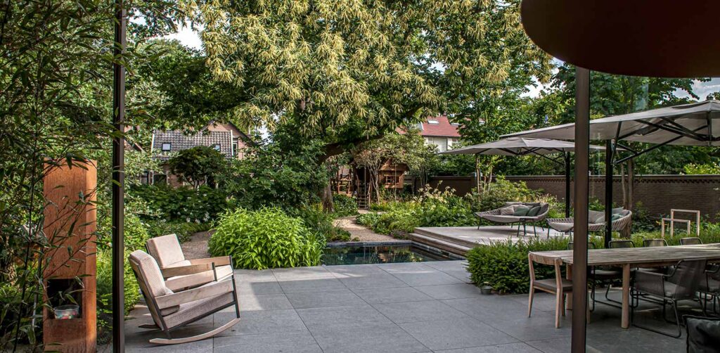 tuinontwerp-bostuin-sfeer-3-gerenoveerde-villatuin-Apeldoorn-tuinarchitectuur_denkers-in-tuinen-1024x502