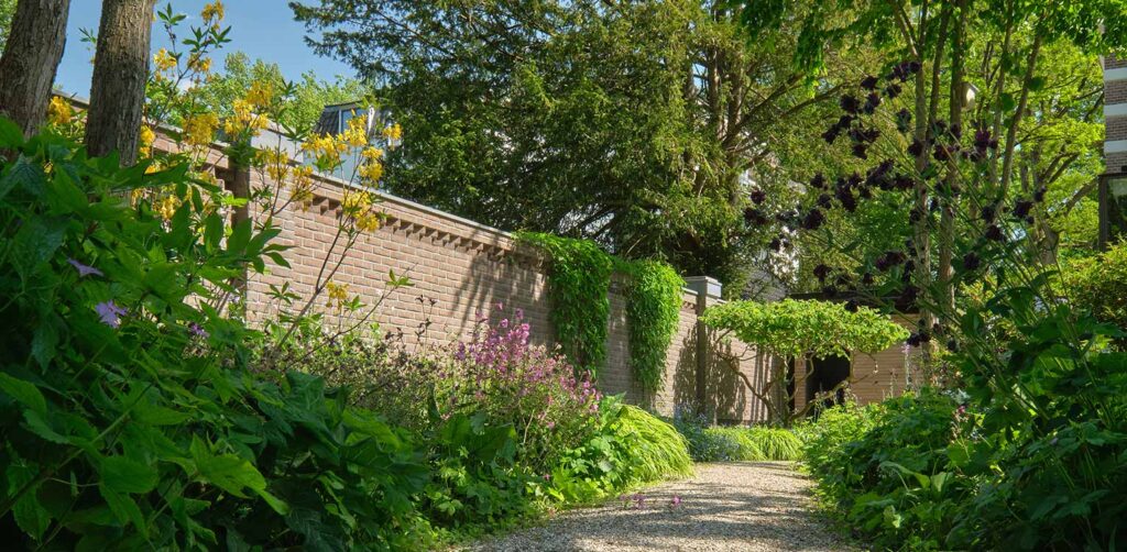 tuinontwerp-bostuin-tuinmuur-gerenoveerde-villatuin-Apeldoorn-tuinarchitectuur_denkers-in-tuinen-1024x502