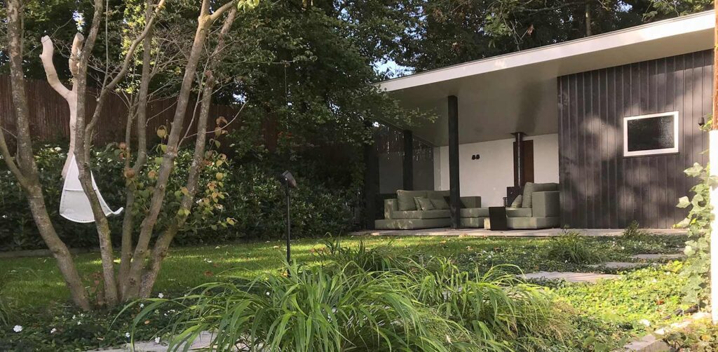 tuinontwerp-diepe-stadstuin-Arnhem-berging-overkapping-2-design-2-chill-denkers-in-tuinen-tuinarchitectuur-1024x502