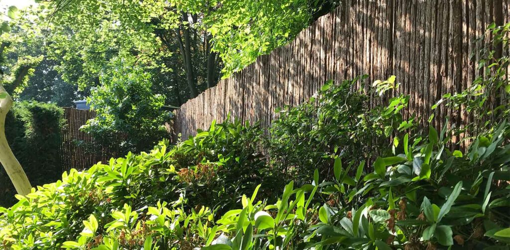 tuinontwerp-diepe-stadstuin-Arnhem-schermen-rolschors-denkers-in-tuinen-tuinarchitectuur-1024x502