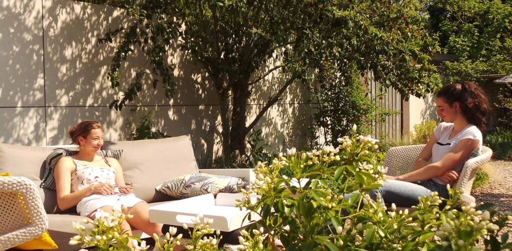 tuinontwerp-stadstuin-Vught-keramische-schutting-keramiek-tuinarchitectuur-Denkers-in-Tuinen-1024x502