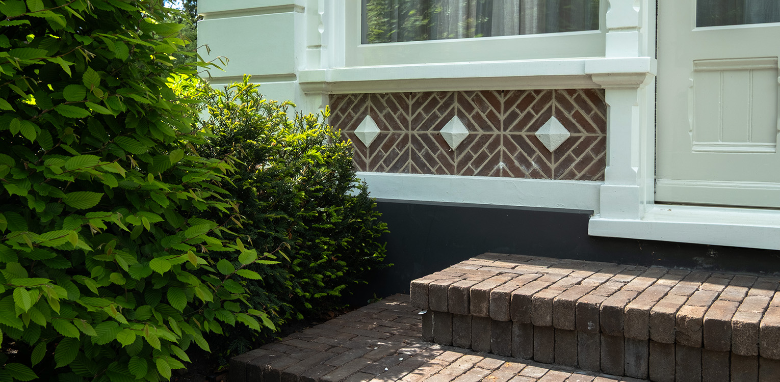 tuinontwerp-kantoorvilla-Apeldoorn-gemetselde-trap-2-denkers-in-tuinen-Apeldoorn-tuinarchitectuur