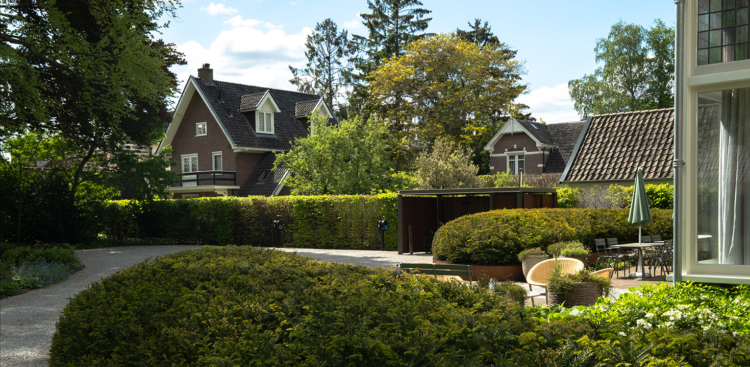 tuinontwerp-kantoorvilla-Apeldoorn-taxus-snoeivorm-4-denkers-in-tuinen-Apeldoorn-tuinarchitectuur