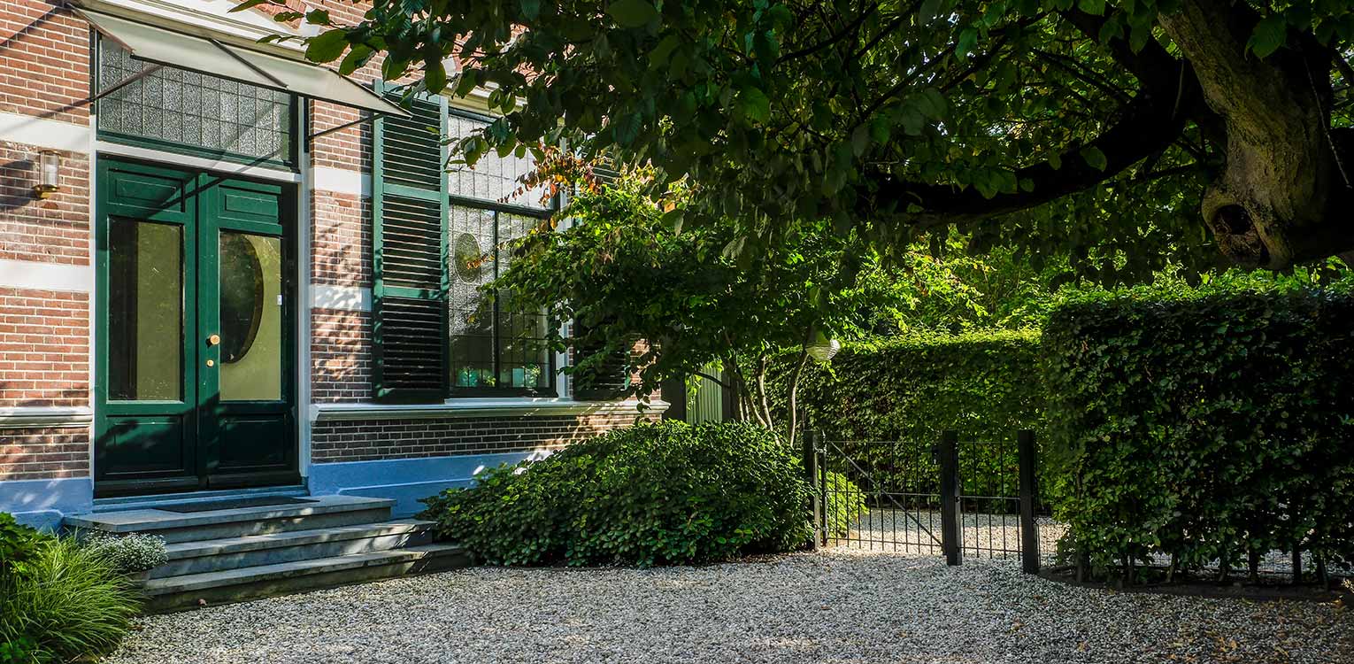 tuinontwerp-stadstuin-Apeldoorn-meerstammige-parrotia-persica-denkers-in-tuinen-Apeldoorn-tuinarchitectuur