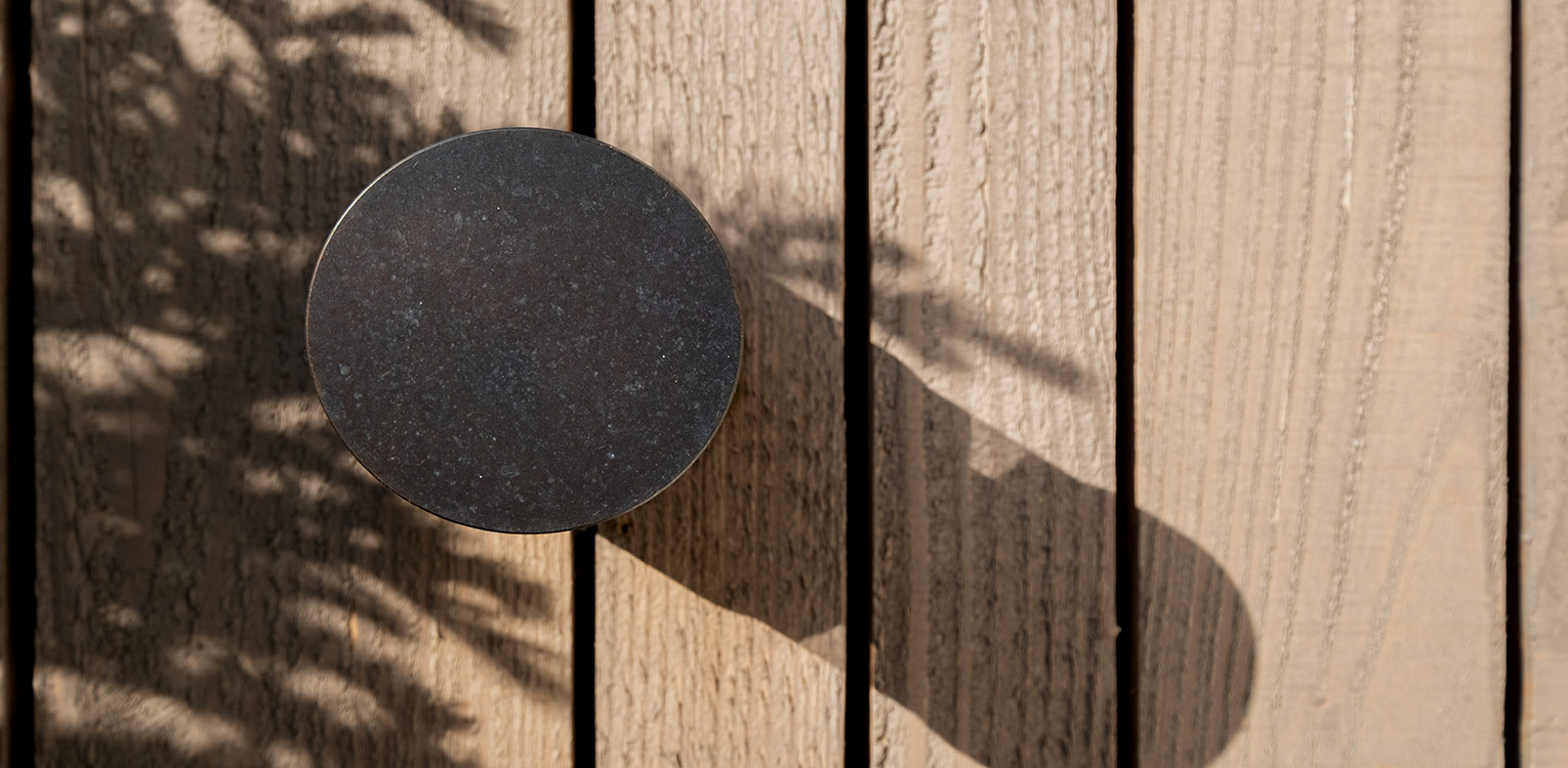 tuinontwerp-stadstuin-Apeldoorn-nyche-wandlamp-denkers-in-tuinen-Apeldoorn-tuinarchitectuur