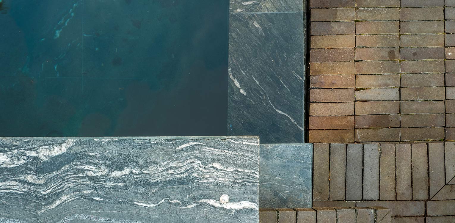 tuinontwerp-stadstuin-Apeldoorn-overloop-zwembad-gebakken-klinkers-denkers-in-tuinen-Apeldoorn-tuinarchitectuur