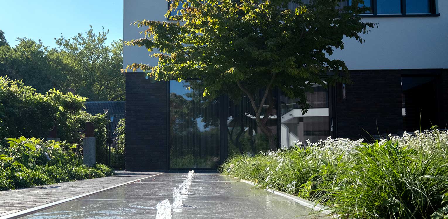 tuinontwerp-stadstuin-Apeldoorn-watertafel-parrotia-persica-denkers-in-tuinen-Apeldoorn-tuinarchitectuur