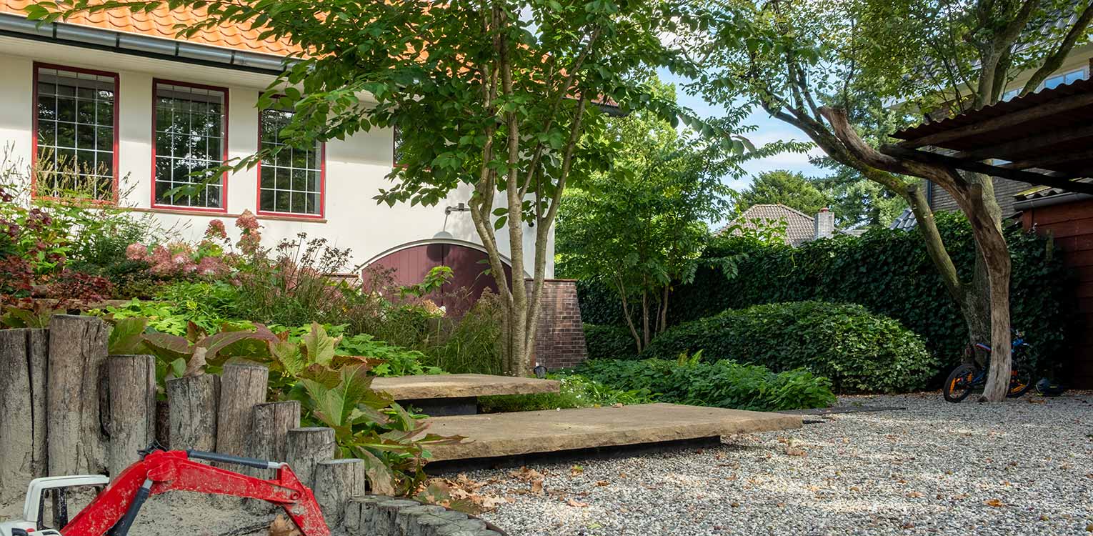 tuinontwerp-stadstuin-Arnhem-natuursteen -trap-Prunus-yedoensis-denkers-in-tuinen-Apeldoorn-tuinarchitectuur (2)