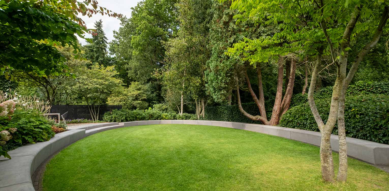 tuinontwerp-stadstuin-Arnhem-ovaal-verdiept-grasveld-betonrand-3-denkers-in-tuinen-Apeldoorn-tuinarchitectuur