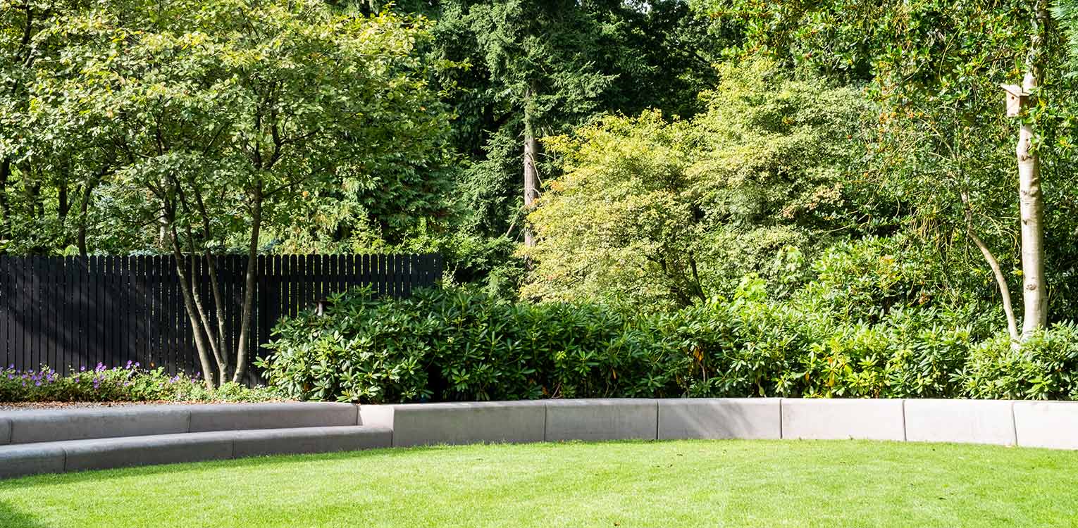 tuinontwerp-stadstuin-Arnhem-ovaal-verdiept-grasveld-betonrand-betontredes-denkers-in-tuinen-Apeldoorn-tuinarchitectuur