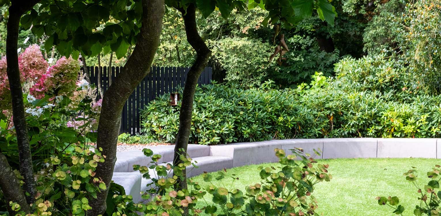 tuinontwerp-stadstuin-Arnhem-verdiept-grasveld-betonrand-betontrap-denkers-in-tuinen-Apeldoorn-tuinarchitectuur