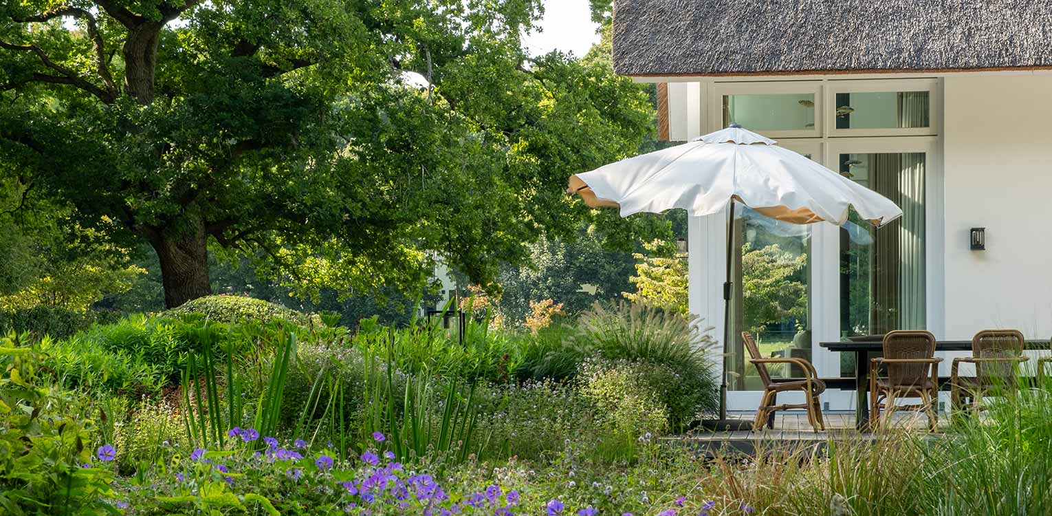 tuinontwerp-villatuin-Aerdenhout-vaste-planten-border-geranium-rozanne-2-denkers-in-tuinen-Apeldoorn-tuinarchitectuur