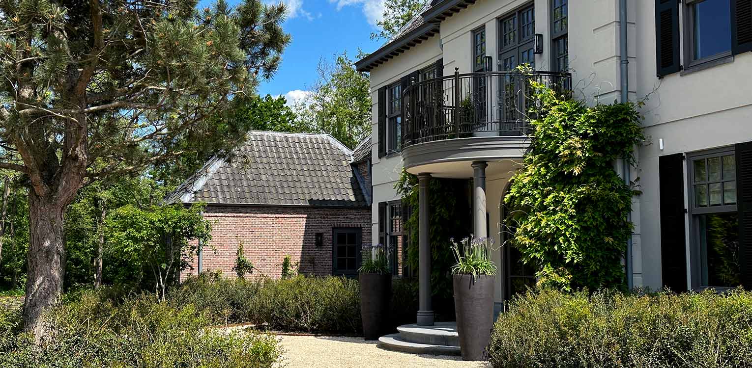 tuinontwerp-villatuin-vechtstreek-wisteria-osmathus-snoeivorm-denkers-in-tuinen-Apeldoorn-tuinarchitectuu