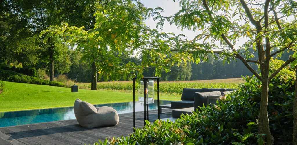 tuinontwerp villatuin Veluwe overloop zwembad mosaiek tegels millboard vlonder